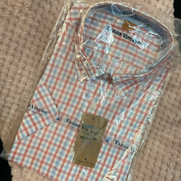 Short sleeve collared men’s dress shirt. - Picture 2 of 2